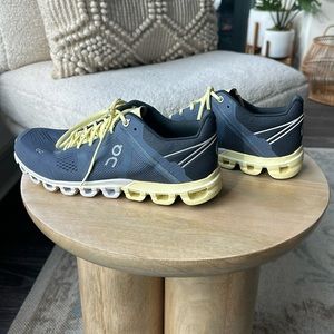 On CloudFlow Women’s Running Shoe - Smoke/Limelight